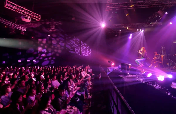 Členem Jihokorejské Indie Acoustic Popová Skupina Provádí Během Live Koncert — Stock fotografie