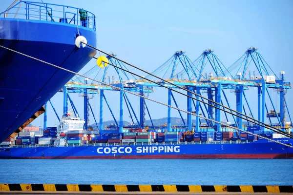 2017年10月13日 中国東部山東省青島市青島港の岸壁にコンテナを積んだ貨物船 — ストック写真