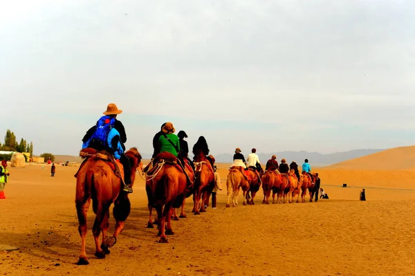 Toeristen Genieten Van Een Kameel Rijden Woestijn Bij Mingshashan Echoing — Stockfoto