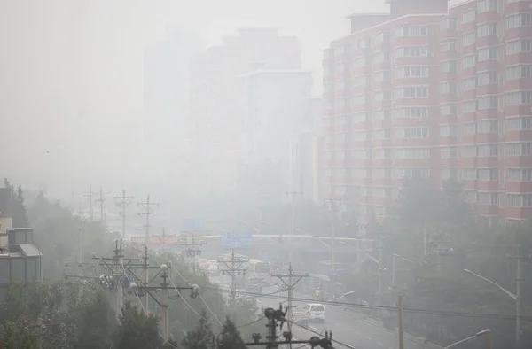 2017年10月27日 中国北京的高层建筑隐约出现在浓雾中 — 图库照片