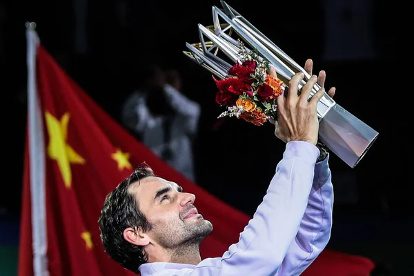 スイスのロジャー フェデラーは 2017 上海の七種森林スポーツ市テニス センターの上海マスターズ テニス大会中に男子シングルスの決勝でスペインのラファエル ナダルを破り彼のトロフィーを保持します — ストック写真