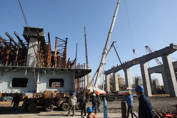 Des Travailleurs Chinois Travaillent Sur Chantier Construction Dans Ville Harbin — Photo