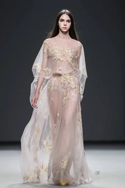 Modelo Exibe Uma Nova Criação Desfile Moda Couture Durante Shanghai — Fotografia de Stock