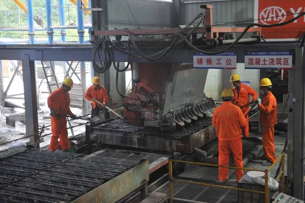 Chinese Workers Produce Ballastless Track Slabs Chengdu Guiyang Railway Plant — Stock Photo, Image