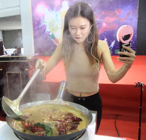 Eine Chinesische Webcasting Hostess Nutzt Ihr Smartphone Während Einer Ausstellung — Stockfoto
