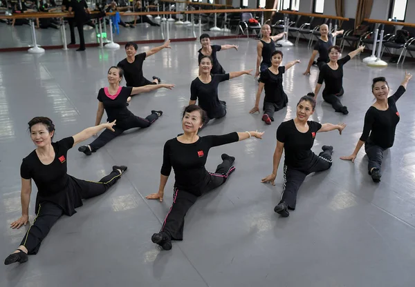 File Membros Trupe Dança Chinesa Com Uma Idade Média Anos — Fotografia de Stock