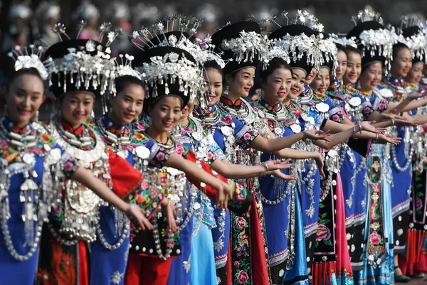 전통적인 먀오족 민족의 여자와 Headwears Tuojiang Tuo 지역에서 투자족 먀오족 — 스톡 사진