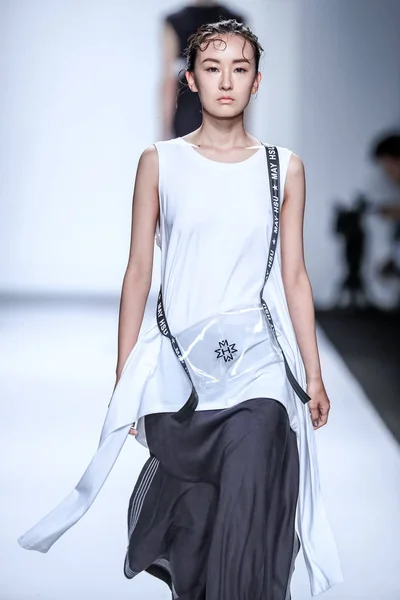 Mannequin Présente Une Nouvelle Création Défilé Mai Hsu Lors Fashion — Photo