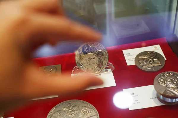 Посетитель Смотрит Монету Франции Международной Выставке Монет Медалей Шанхае Китай — стоковое фото