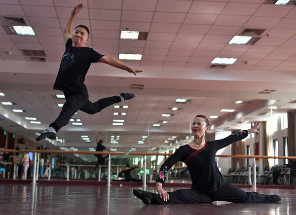 Membri Della Compagnia Danza Cinese Con Età Media Anni Istituto — Foto Stock