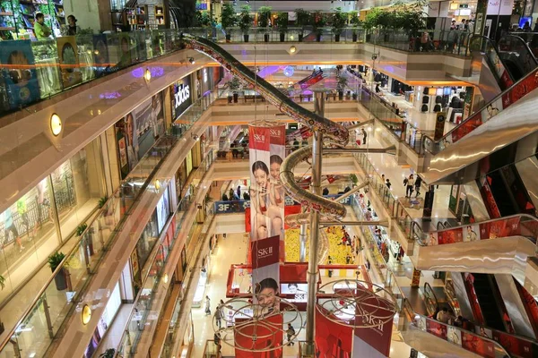 2017年10月15日 在中国上海的一家购物中心 可以欣赏到四条曲线的巨大滑梯 — 图库照片