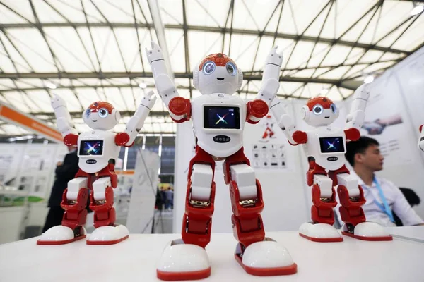 Roboti Provádějí Skupinovou Zábavu Během Asijské Elektroniky Výstavy Šanghaji Aees — Stock fotografie