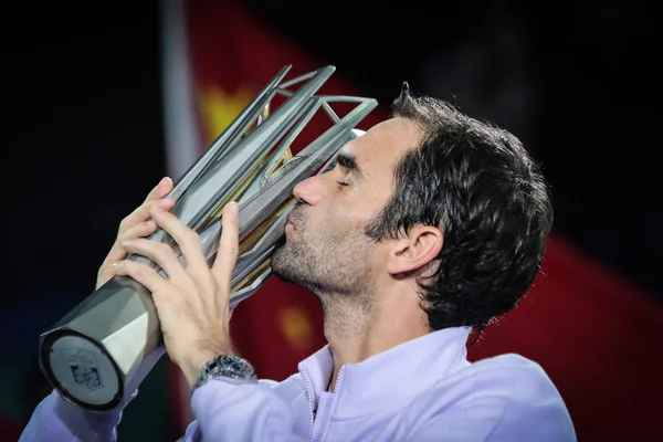 Roger Federer Aus Der Schweiz Küsst Seine Trophäe Nachdem Finale — Stockfoto
