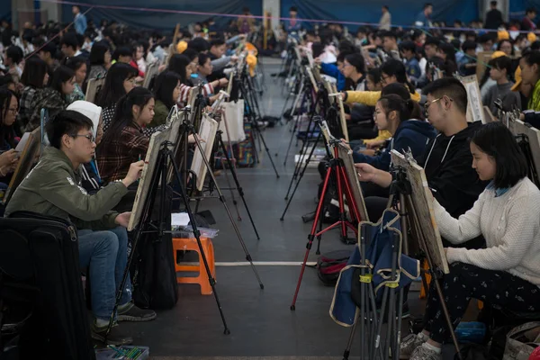 2017 日中国中央部の湖北省武漢市湖北大学のスタジアムで芸術学校の学士学位プログラムの入試のシミュレーションに参加する学生 — ストック写真