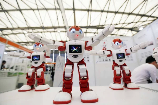 Roboti Provádějí Skupinovou Zábavu Během Asijské Elektroniky Výstavy Šanghaji Aees — Stock fotografie