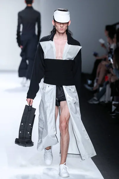 Modelo Exibe Uma Nova Criação Desfile Moda Concept Korea Durante — Fotografia de Stock