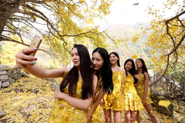 College Studenten Goldener Kleidung Aus Gingko Blättern Posieren Für Fotos — Stockfoto