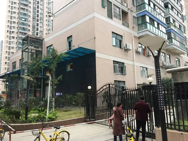 Sightseeing Elevator Illegally Built Owner Hotel Ground Floor Seen Alongside — Stock Photo, Image