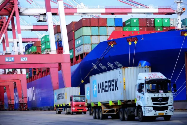 Lastbilar Transportbehållare Som Ska Transporteras Utomlands Kaj Hamnen Qingdao Qingdao — Stockfoto