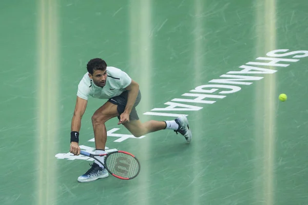 ブルガリアの Grigor ディミトロフは スペインのラファエル ナダルにショットを返しますの男子シングルスの準々決勝で 2017 上海の七種森林スポーツ市テニス センターの上海マスターズ テニス大会中に — ストック写真