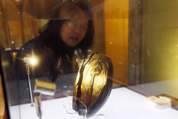 Посетитель Смотрит Медаль Дань Пизанелло Представленную Международной Выставке Монет Медалей — стоковое фото