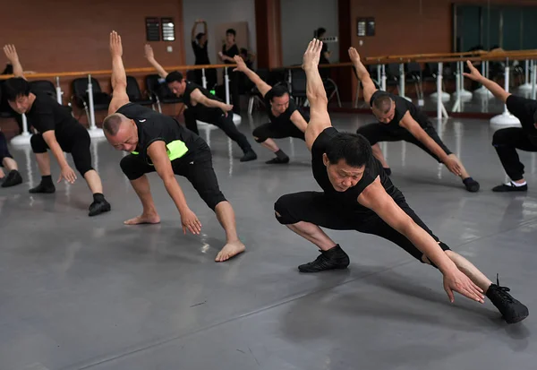 Mitglieder Einer Chinesischen Tanzgruppe Mit Einem Durchschnittsalter Von Jahren Eines — Stockfoto