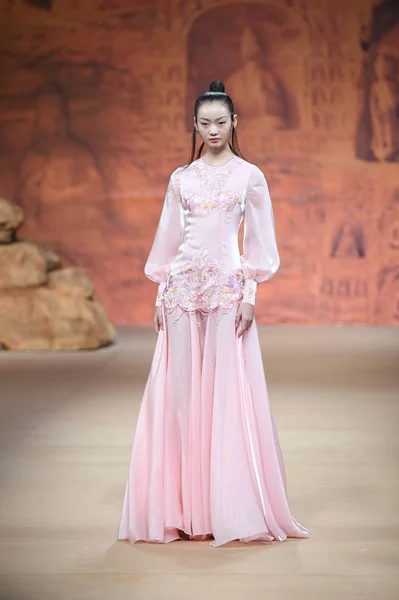 Модель Демонстрирует Новое Творение Показе Мод Tiger Время Китайской Недели — стоковое фото