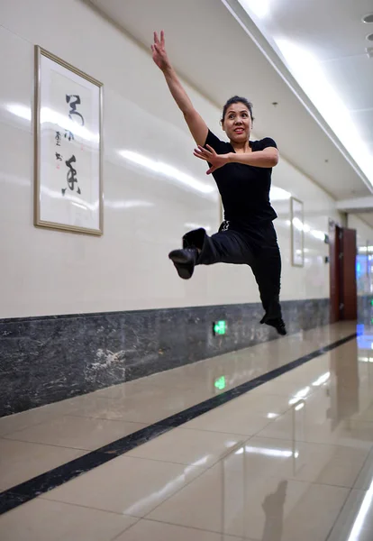 Член Китайської Трупи Танцю Середнім Віком Уряду Запустити Інститут Літніх — стокове фото