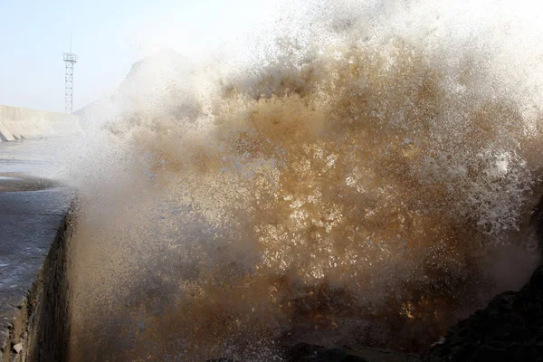 Волны Приливной Волны Вызванной Всплеском Тайфуна Лан Прошли Через Барьер — стоковое фото