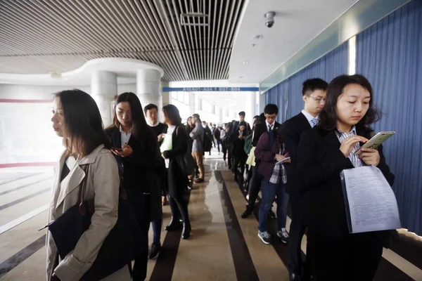 Chinesische Arbeitssuchende Stehen Schlange Mit Interviewern Auf Einer Jobmesse Shanghai — Stockfoto