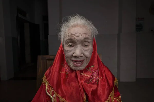 Mulher Chinesa Anos Vestida Com Trajes Tradicionais Casamento Chinês Retratada — Fotografia de Stock