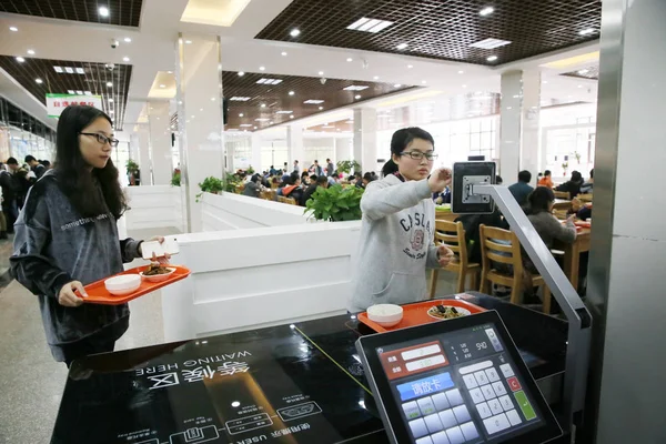 Student Pays Her Meal Putting Plates Food Payment Area Intelligent — Stock Photo, Image
