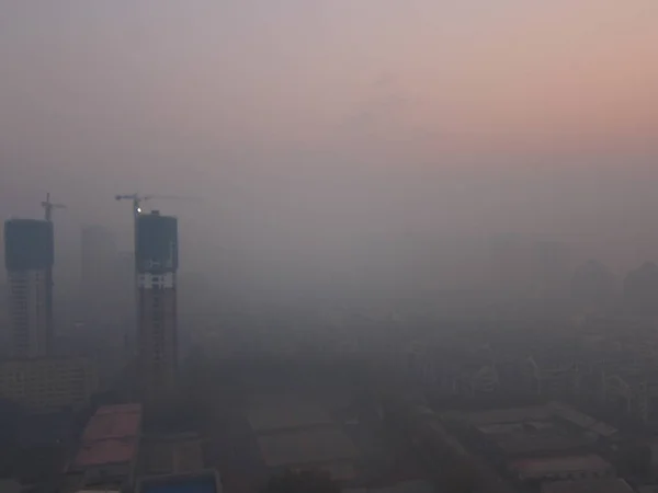 Edificios Gran Altura Son Parcialmente Visibles Fuerte Smog Ciudad Harbin —  Fotos de Stock