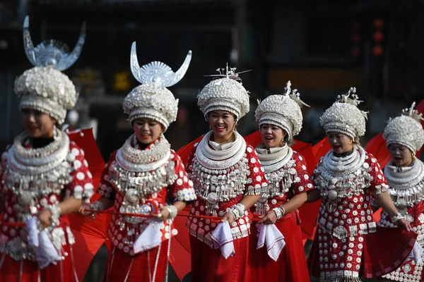 銀装飾の伝統的な服に身を包んだ少数民族ミャオ族の中国の女の子を行い Headwears コウカ Tuo に鳳凰県鳳凰古代町の景勝地に湘西トゥチャ族ミャオ族自治県 — ストック写真