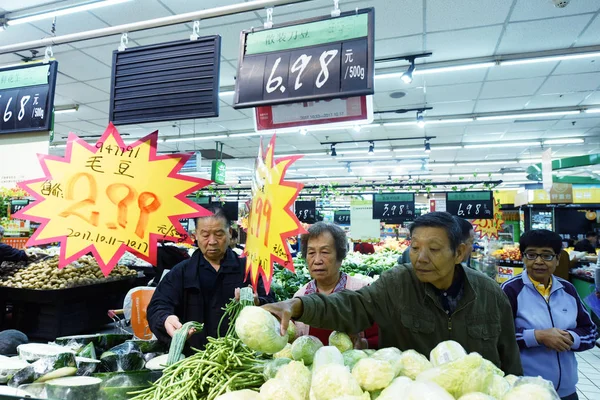 Клієнтами Магазин Овочів Супермаркеті Місті Ханчжоу Схід Китаю Провінції Чжецзян — стокове фото