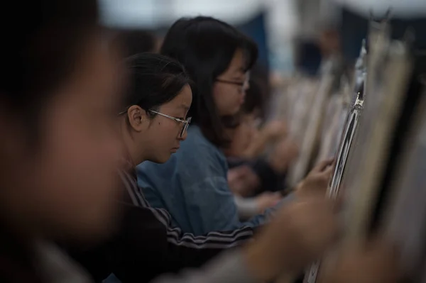 Los Estudiantes Participan Una Simulación Del Examen Ingreso Para Los — Foto de Stock