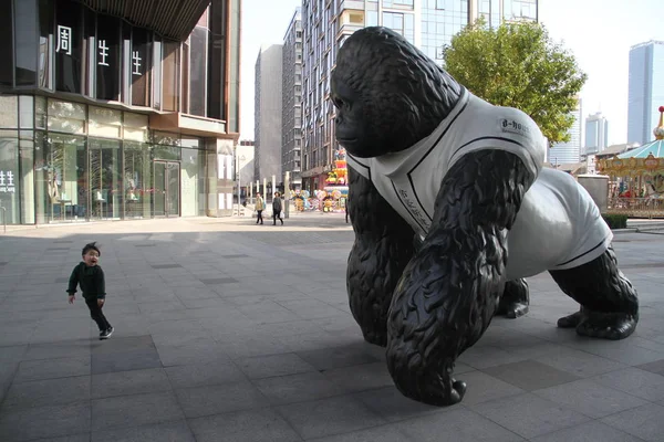 Niño Huye Una Escultura Gorila Calle Ciudad Nan Provincia Shandong — Foto de Stock