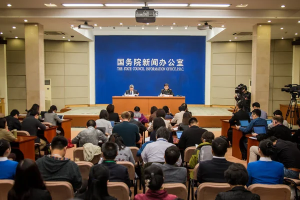 2017年10月13日 中国海关总署新闻发言人黄松平出席国务院新闻办公室在北京举行的新闻发布会 — 图库照片
