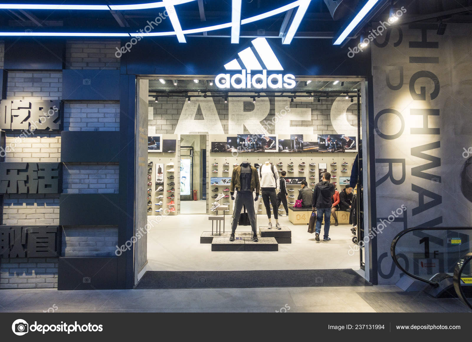 Vista Uma Loja Roupas Esportivas Adidas Jinkai Plaza Maior Centro — de Stock Editorial © ChinaImages
