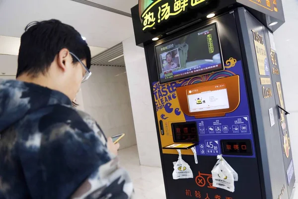 Customer Uses His Smartphone Waits His Noodles Front Mobile Self — Stock Photo, Image