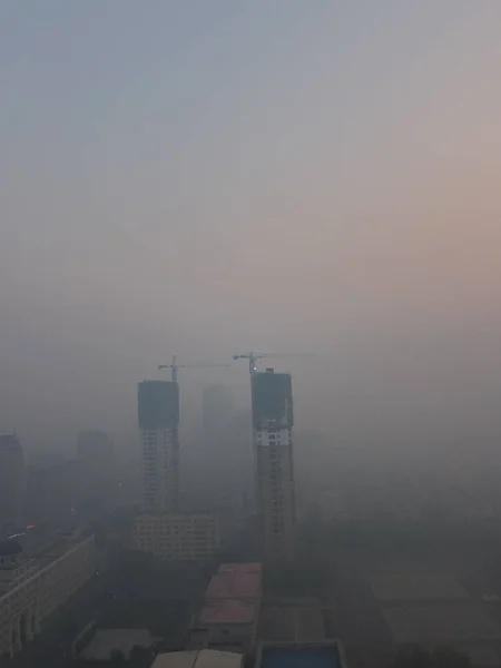 Edifícios Arranha Céus São Parcialmente Visíveis Névoa Pesada Cidade Harbin — Fotografia de Stock