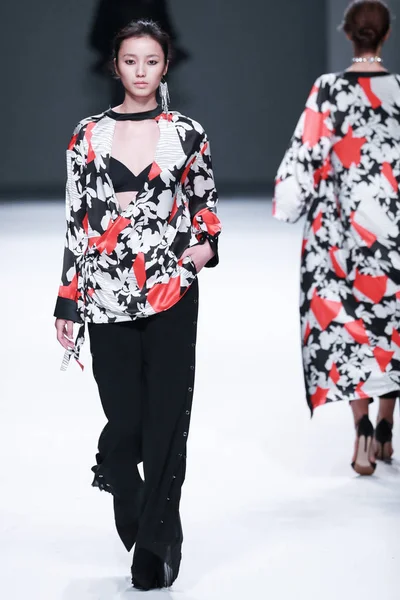 モデルは 2017 上海で上海ロンドンファッションウィークの春 2018 年の間に Anirac のファッションショーで新しい創造を表示します — ストック写真