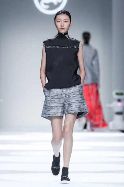 モデルは Austin のファッションショーに新しい創造を表示します 2017 上海に上海ロンドンファッションウィークの春 2018年中 Mackent — ストック写真
