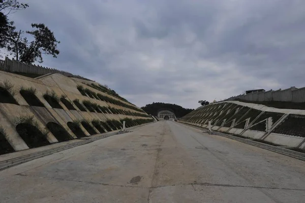 中国南西部貴州省美江市の成都 貴陽鉄道の完成した道路路盤 緑化工事の眺め 2017年10月23日 — ストック写真