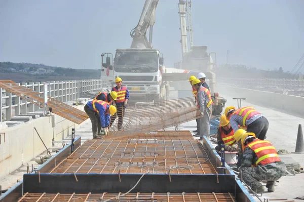 2017 日中国南西部の貴州省畢節市の成都貴陽鉄道の建設現場でバラストレス軌道に中国人労働者の労働 — ストック写真