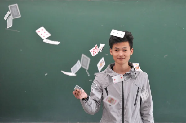 第1回アジア太平洋オープンメモリーチャンピオンの準優勝者である南中国農業大学 スカウ のガン カオユアンは 2017年10月24日 中国南部の広東省広州市の教室でポーカーカードを持って写真を撮りました — ストック写真