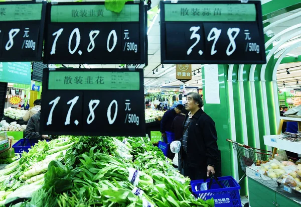 Klienci Sklepu Dla Warzyw Supermarkecie Miasta Hangzhou Wschodnich Chinach Prowincji — Zdjęcie stockowe