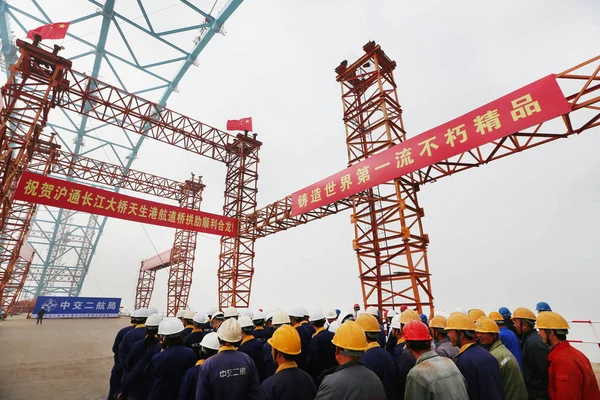 Kinesiska Arbetare Ses Byggarbetsplatsen För Den Största Valvdelen Världens Längsta — Stockfoto