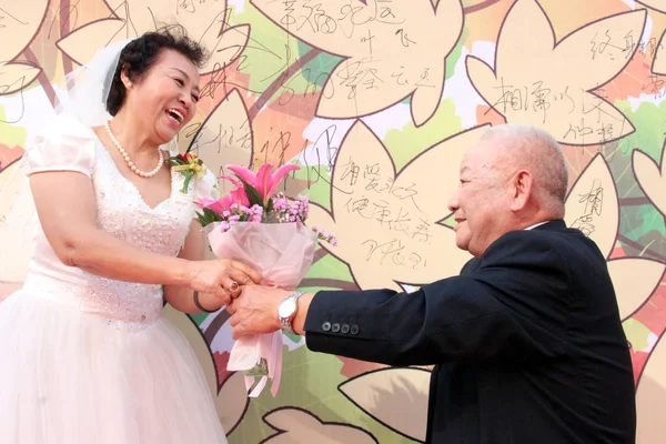 Elderly Couple Takes Part Group Wedding Ceremony Celebrate Upcoming Chongyang — Stock Photo, Image