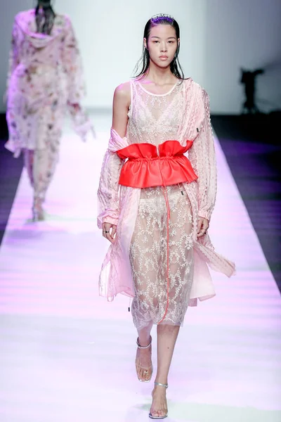 Model Displays New Creation Fashion Show Wang Changrong Shanghai Fashion — Stock Photo, Image